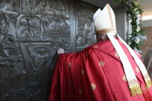 Giubileo 2025: Papa Francesco apre la porta Santa nel carcere di Rebibbia