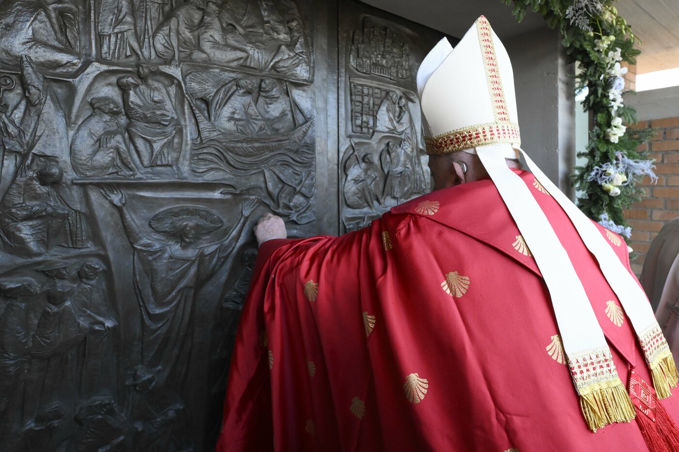 Giubileo 2025, Papa Francesco apre la Porta Santa nel carcere di Rebibbia