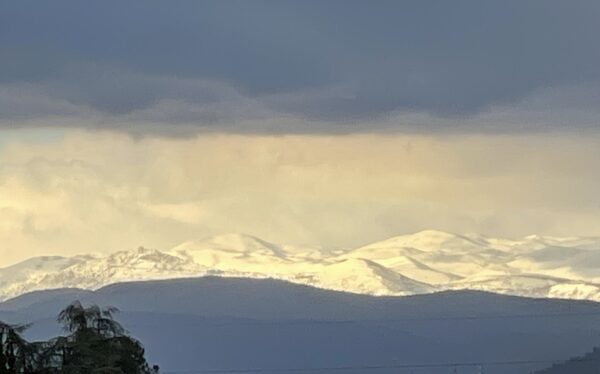 Gran Sasso, alpinisti dispersi: vento forte, stop elicottero e soccorsi rinviati. “Possibilità ridotte ma la speranza resta”