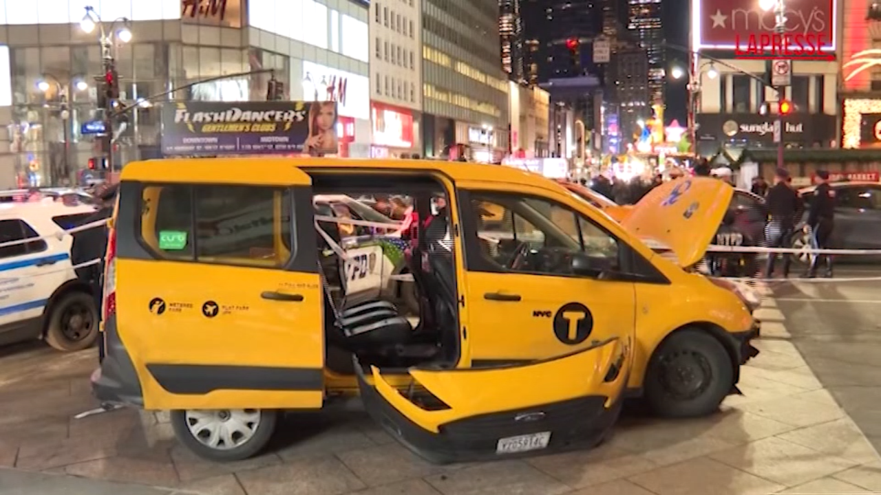 New York, taxi investe sei persone la sera di Natale