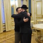 Ucraina, Zelensky accende il candelabro per Hannukkah con i rabbini