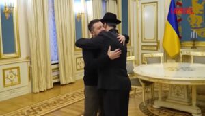 Ucraina, Zelensky accende il candelabro per Hannukkah con i rabbini