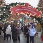 Russia, clima mite a Mosca: in tantissimi per le strade si godono le luminarie natalizie