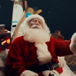 Russia, il video di propaganda: Babbo Natale abbattuto nei cieli di Mosca