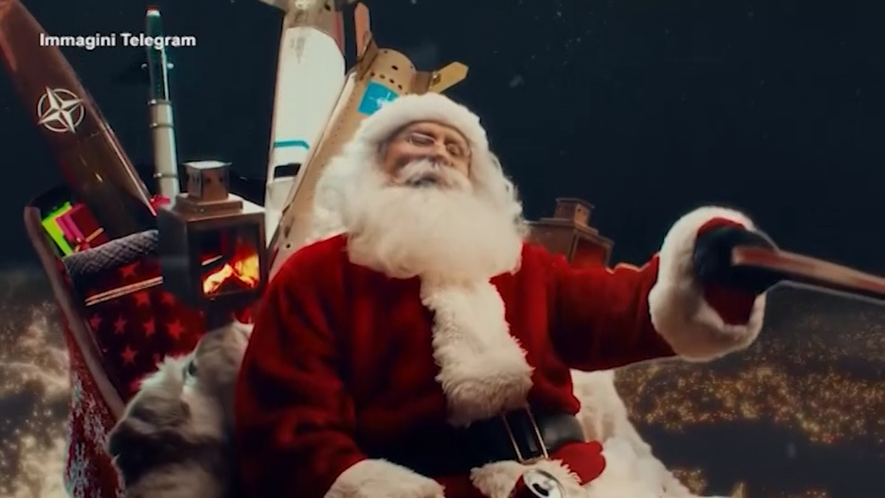 Russia, il video di propaganda: Babbo Natale abbattuto nei cieli di Mosca