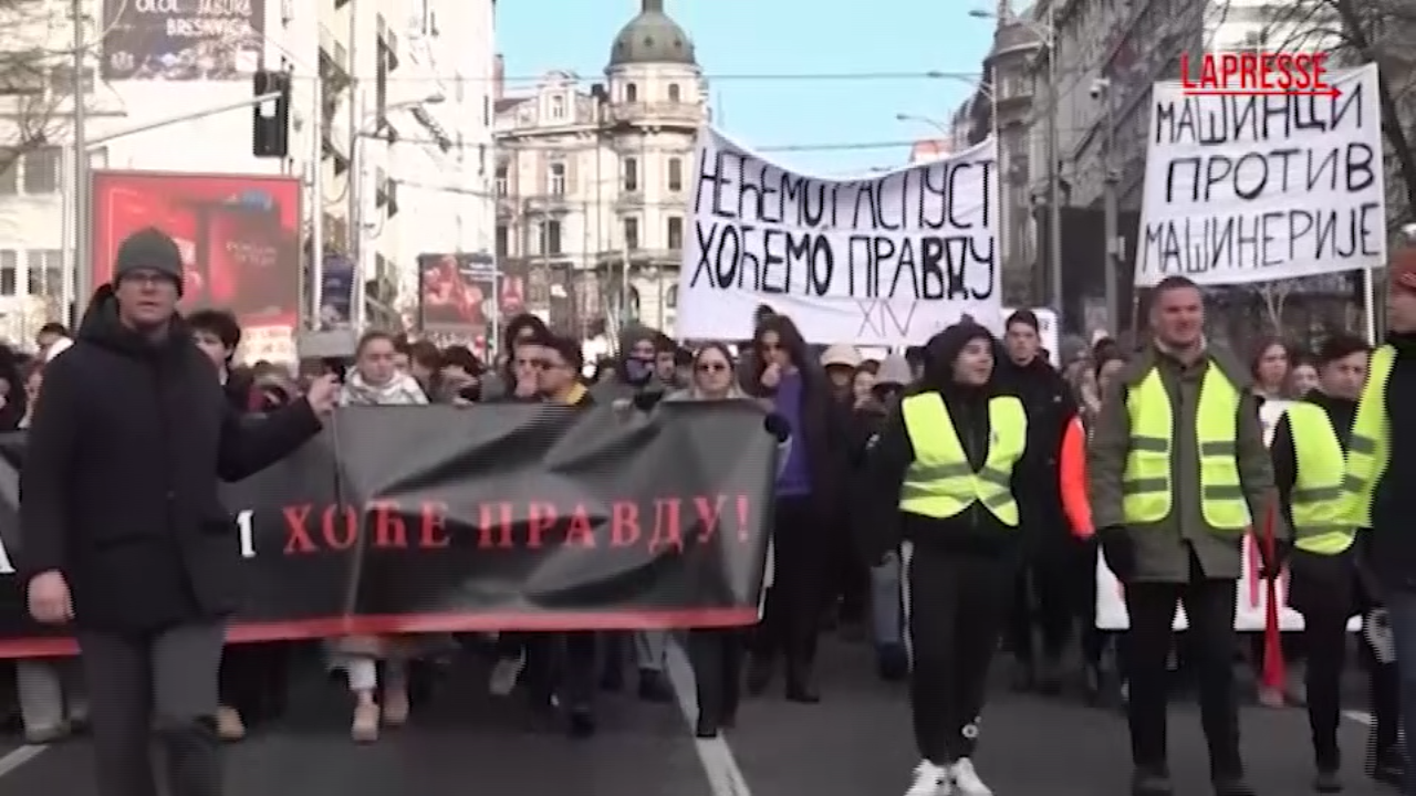 Belgrado, studenti serbi in protesta al ministero dell’Istruzione