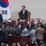 Corea del Sud, sì del parlamento all’impeachment del presidente ad interim: scontri e proteste in aula