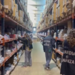 Milano, maxi sequestro di 47 milioni di addobbi natalizi