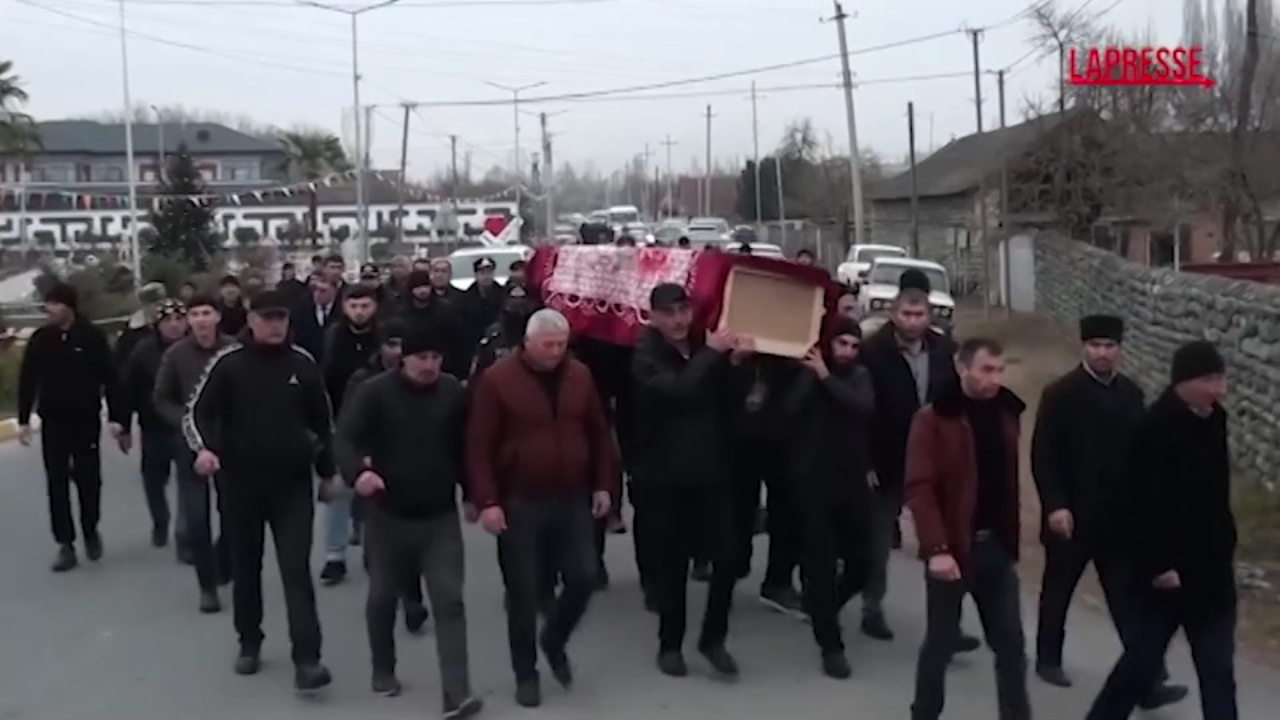 Volo precipitato in Kazakistan, il funerale di una delle vittime