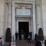 Giubileo 2025, pellegrini in fila per attraversare la Porta Santa di San Pietro