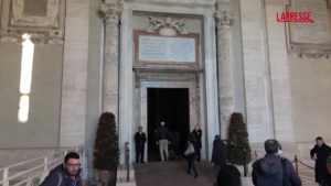 Giubileo 2025, pellegrini in fila per attraversare la Porta Santa di San Pietro