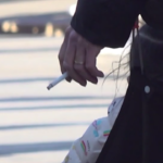 Milano, il divieto di fumo all’aperto divide i cittadini