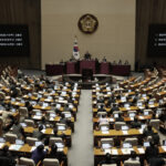 Sud Corea, sì del Parlamento a impeachment del presidente ad interim