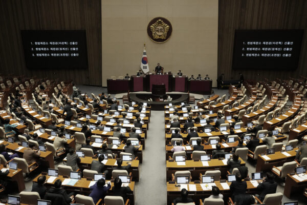 Sud Corea, sì del Parlamento a impeachment del presidente ad interim