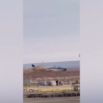 Aereo precipitato in Kazakistan, il momento in cui si schianta al suolo