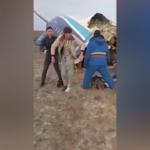Aereo precipitato in Kazakistan, i sopravvissuti escono dai rottami: le immagini drammatiche