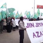 Siria, centinaia di donne contro il nuovo regime: “Rispettate i nostri diritti”