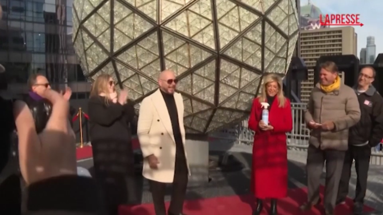 New York, Pitbull inaugura la Ball Drop a Time Square