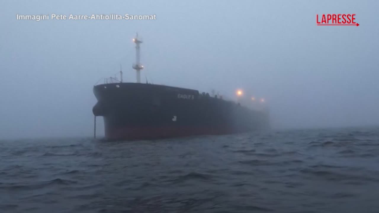 Finlandia, le autorità bloccano una ‘nave fantasma’ legata alla Russia