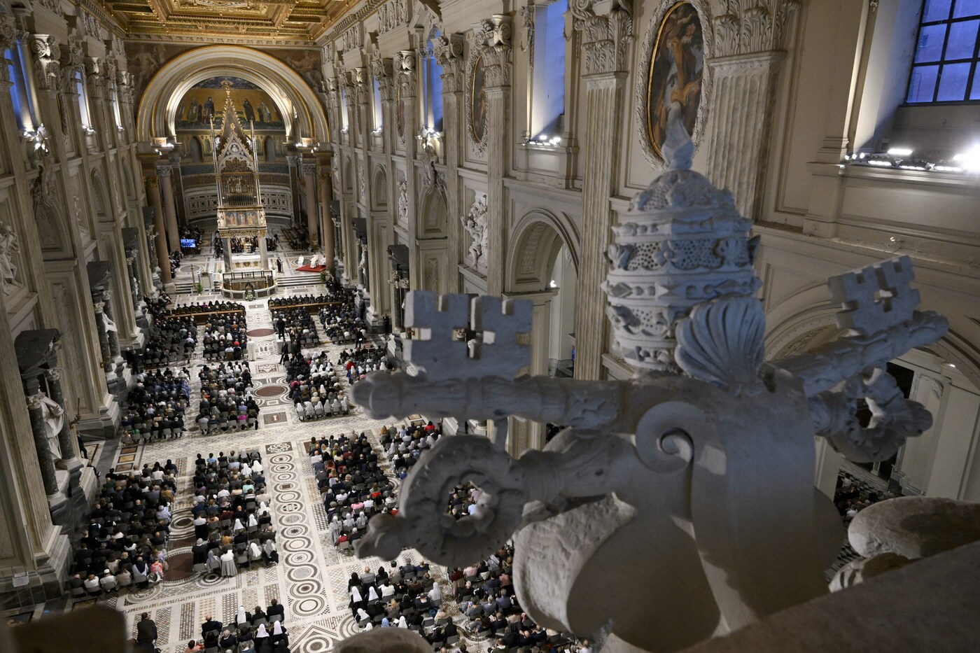 Giubileo 2025, cardinale vicario di Roma apre Porta Santa di San Giovanni