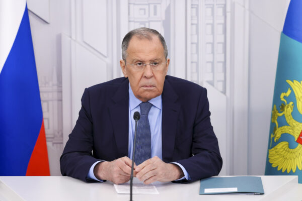 Il Ministro degli Esteri russo Sergey Lavrov parla durante un'intervista con giornalisti a Mosca