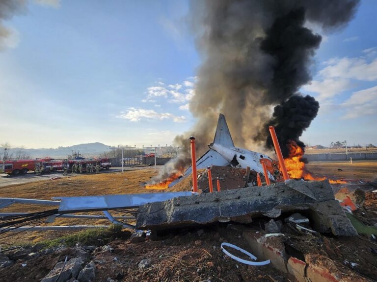 Aereo esce di pista ed esplode in Corea del Sud