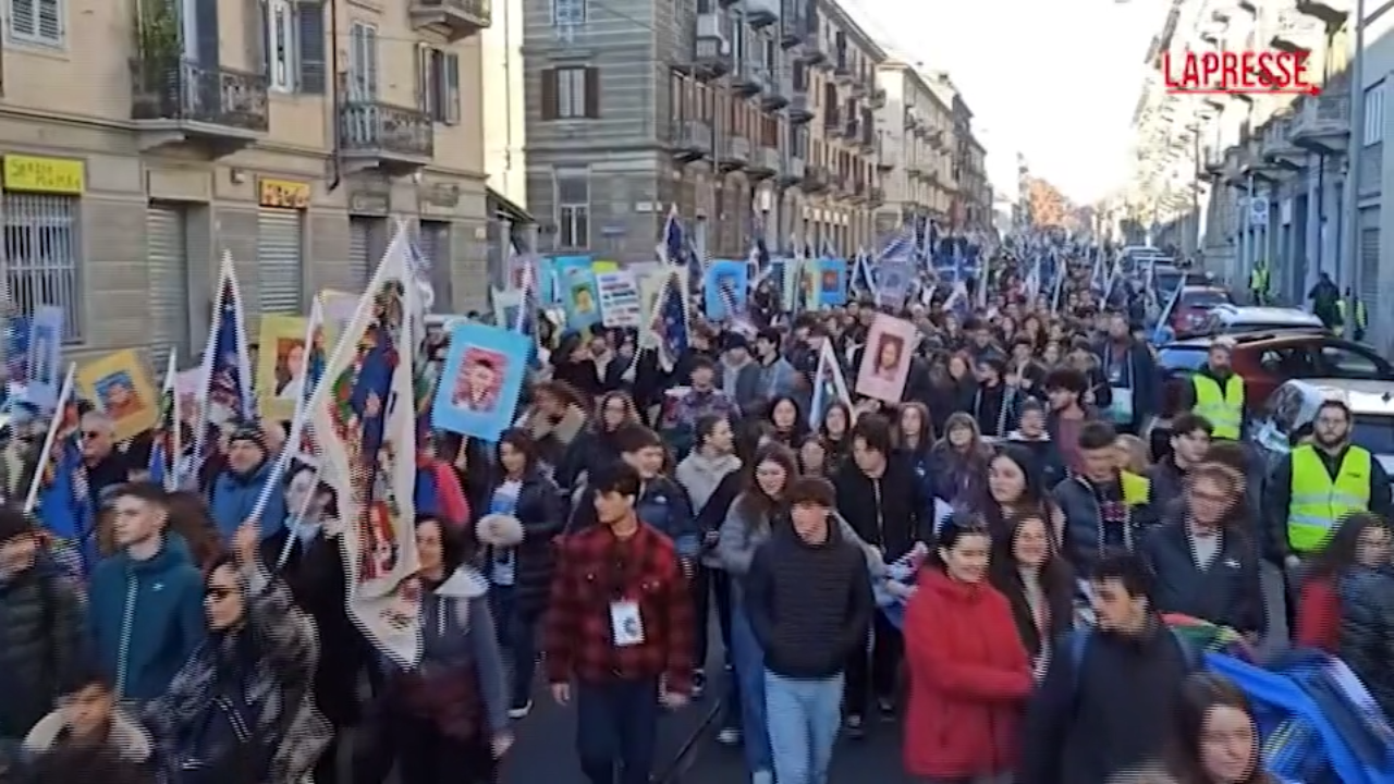 Torino, centinaia di giovani in marcia per la pace