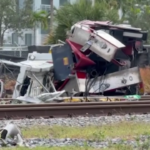 Florida, autopompa dei vigili del fuoco attraversa passaggio a livello: travolta da un treno ad alta velocità