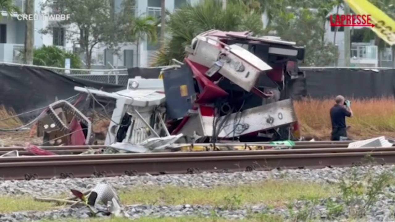 Florida, autopompa dei vigili del fuoco attraversa passaggio a livello: travolta da un treno ad alta velocità