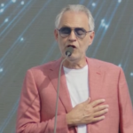 Bocelli visita a sorpresa Nave Amerigo Vespucci ad Abu Dhabi: il tenore canta l’inno nazionale