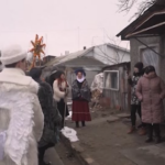 Ucraina, teatranti di strada intrattengono con canti natalizi la popolazione