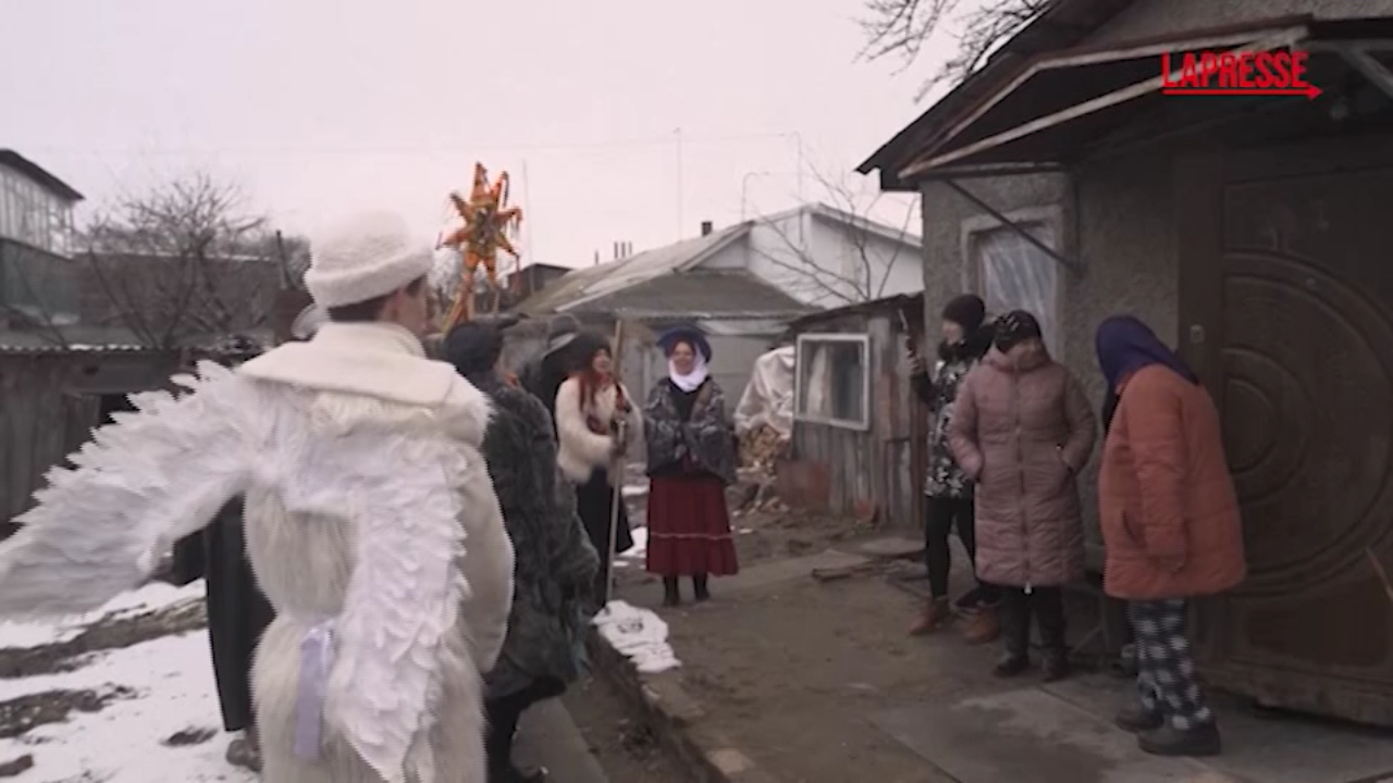 Ucraina, teatranti di strada intrattengono con canti natalizi la popolazione