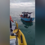 Perù, onde giganti travolgono i pescatori: il salvataggio