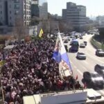 Corea del Sud, mandato di arresto per Yoon Suk Yeol: proteste in piazza