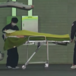 Corea del Sud, l’arrivo in ospedale di uno dei due sopravvissuti allo schianto del volo Jeju Air
