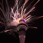 I primi a festeggiare l’arrivo del 2025 sono i cittadini di Auckland: i fuochi d’artificio