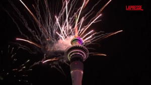 I primi a festeggiare l’arrivo del 2025 sono i cittadini di Auckland: i fuochi d’artificio