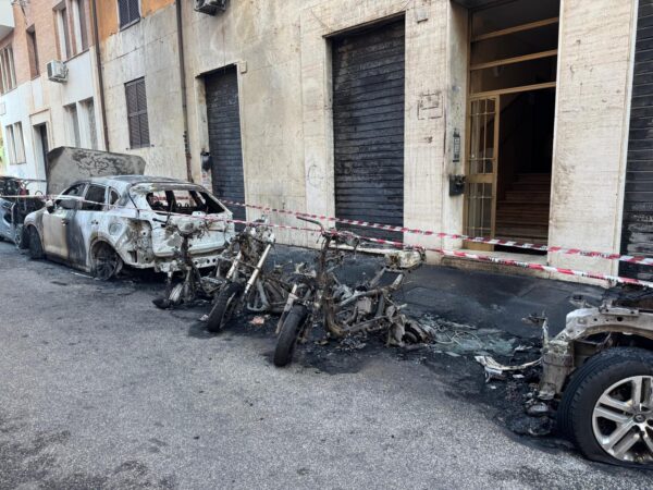 Auto e moto in fiamme a Roma, intossicata una donna