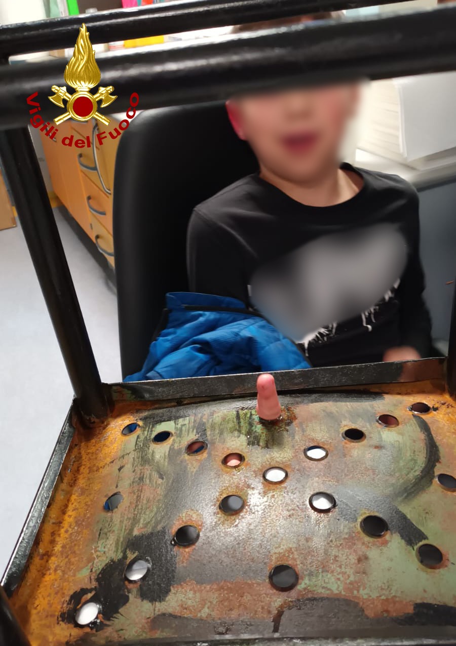 Treviso, il dito resta incastrato in una panchetta di ferro, soccorso bambino di 10 anni