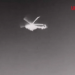Ucraina, il momento in cui il drone navale abbatte un elicottero russo con un missile