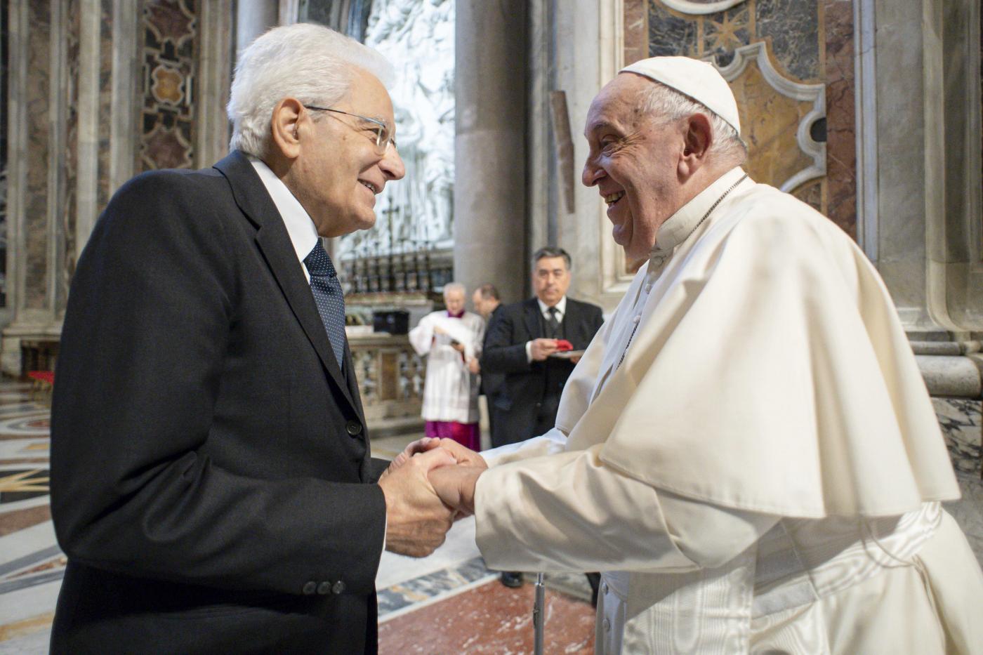 Capodanno, Mattarella al Papa: “2025 sia anno in cui cresce la pace”