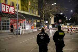 Berlino, attacco con coltello in strada: feriti due passanti