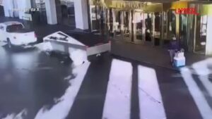 Usa, esplode Tesla davanti a Trump Hotel a Las Vegas: il video