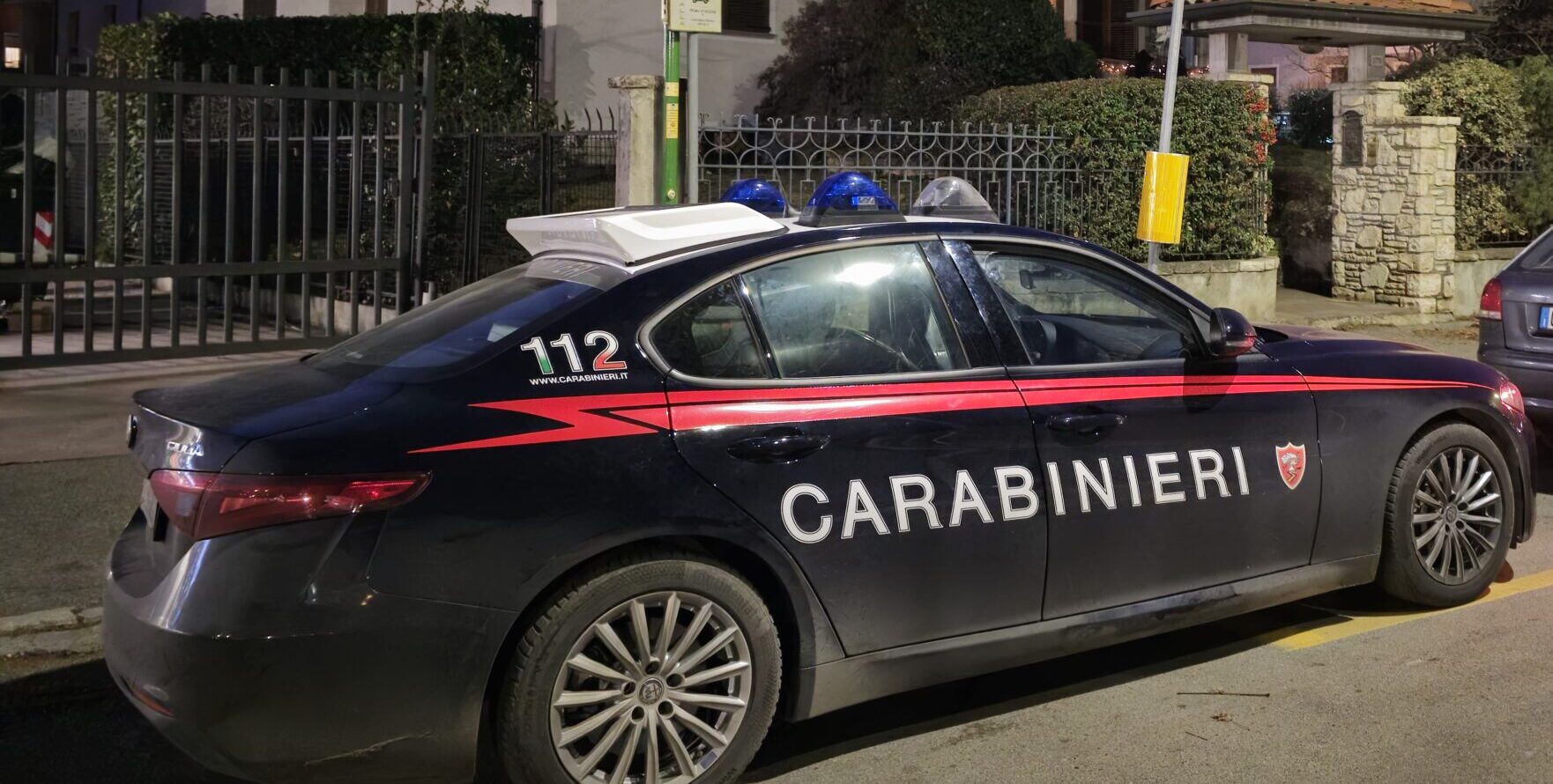 Brescia, bimba di 3 anni si ferisce gravemente maneggiando pistola
