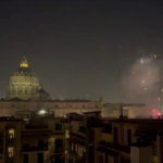 Capodanno 2025, i fuochi d’artificio a Roma illuminano il Cupolone