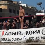 Capodanno a Roma, il “nuovo” Mister Ok saluta il 2024 con il tradizionale tuffo nel Tevere