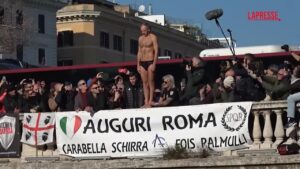 Capodanno a Roma, il “nuovo” Mister Ok saluta il 2024 con il tradizionale tuffo nel Tevere