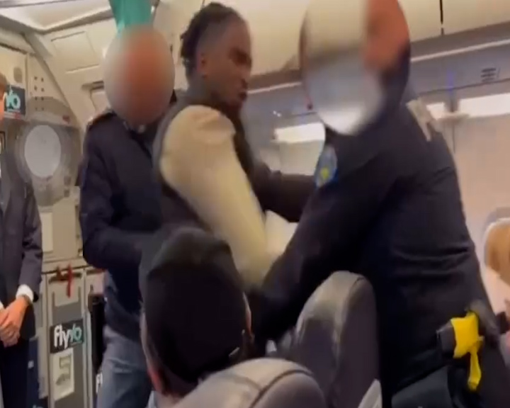 Omeonga, la denuncia dell’ex Genoa: “Picchiato dalla polizia italiana” Omeonga, la denuncia dell’ex Genoa: “Picchiato dalla polizia italiana”