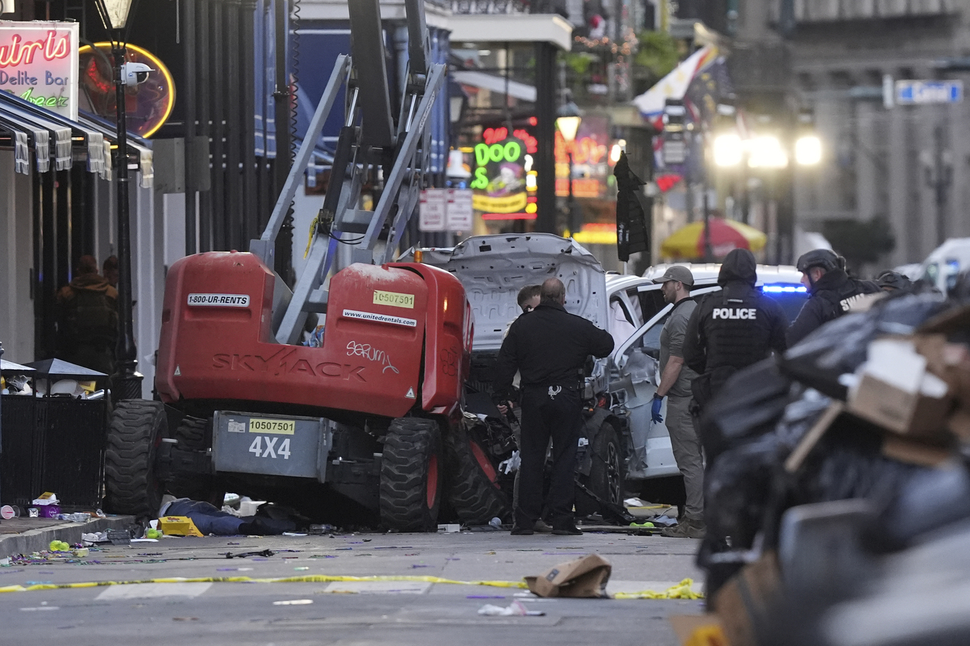 Auto su folla a New Orleans, 15 morti: si indaga su nesso con l’esplosione Tesla a Las Vegas