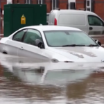 Regno Unito, allagamenti nella zona di Manchester: le auto sommerse